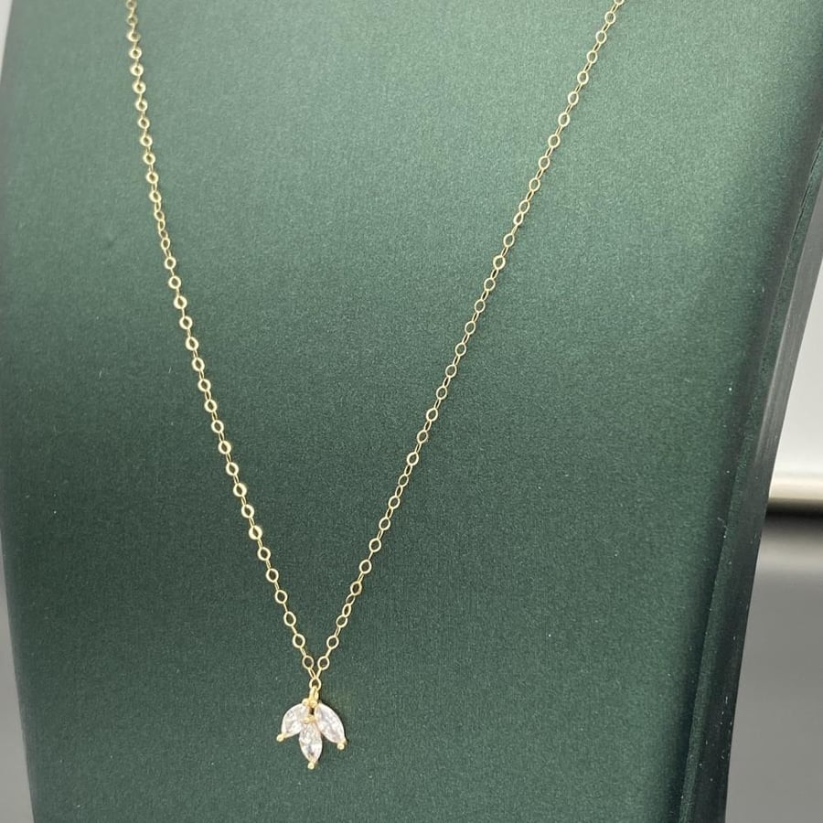 Gold necklace 18 karat weight 0.45 grams