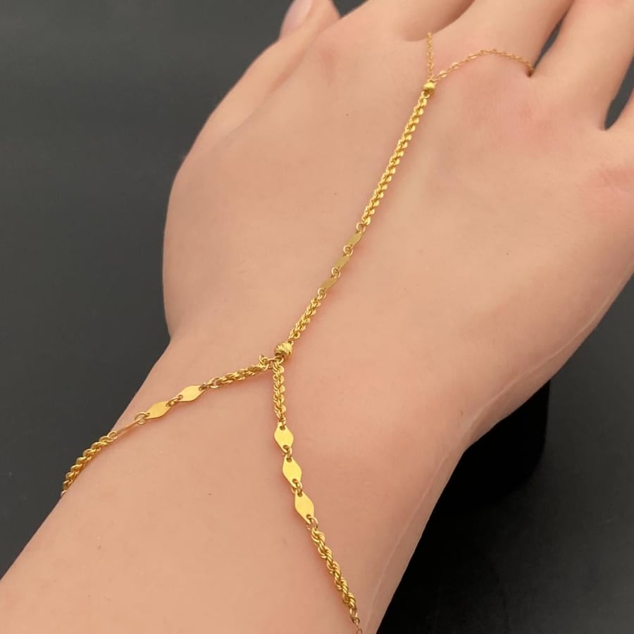 Gold ring, 21 karat, weight 1.43 grams