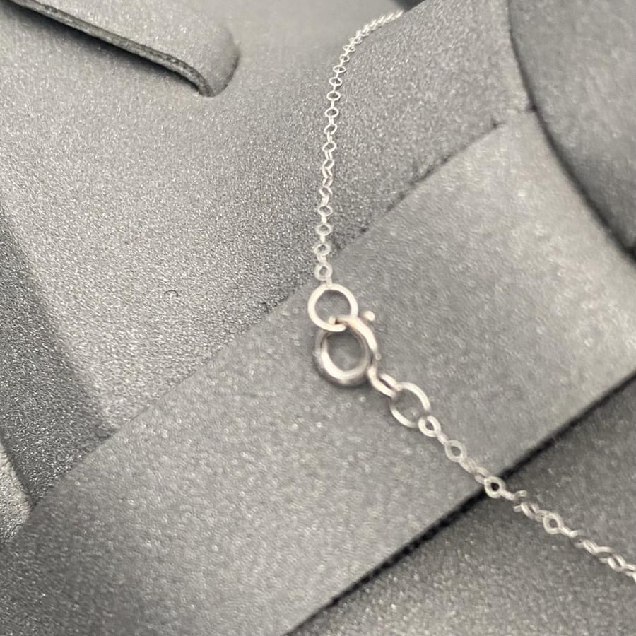 عقد ذهب عيار 18 الوزن 0.52 جرام