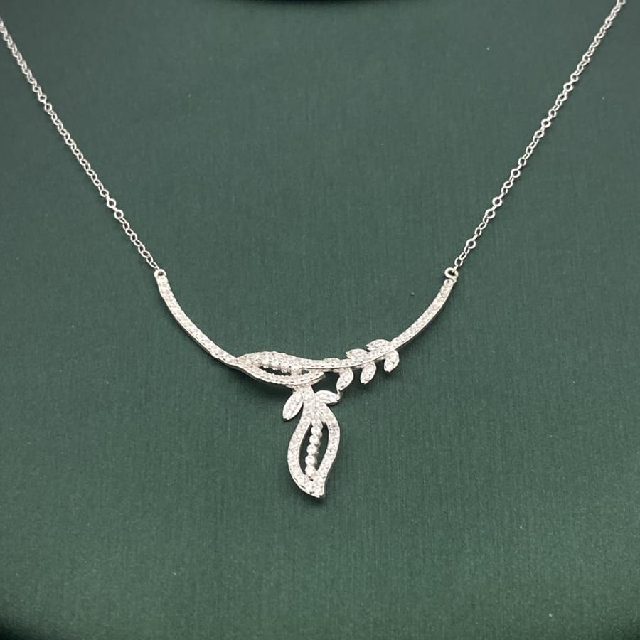 18 karat gold set, weight 4.9 grams