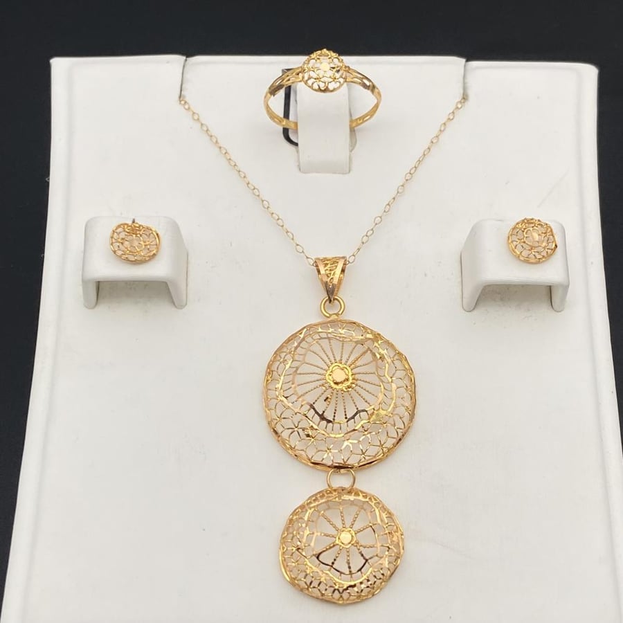 Half a 21-karat gold set, weight 4 grams