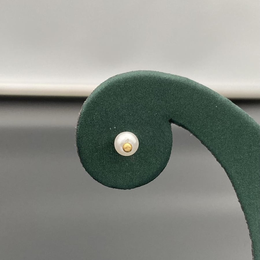 Gold ring 18 karat weight 0.76 grams