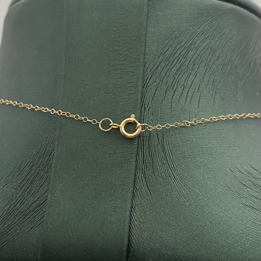 18 karat gold ring, weight 1.07 grams