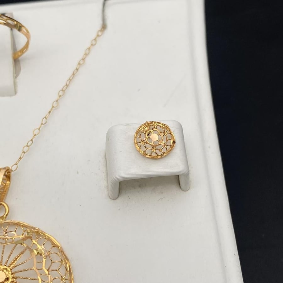 Half a 21-karat gold set, weight 4 grams