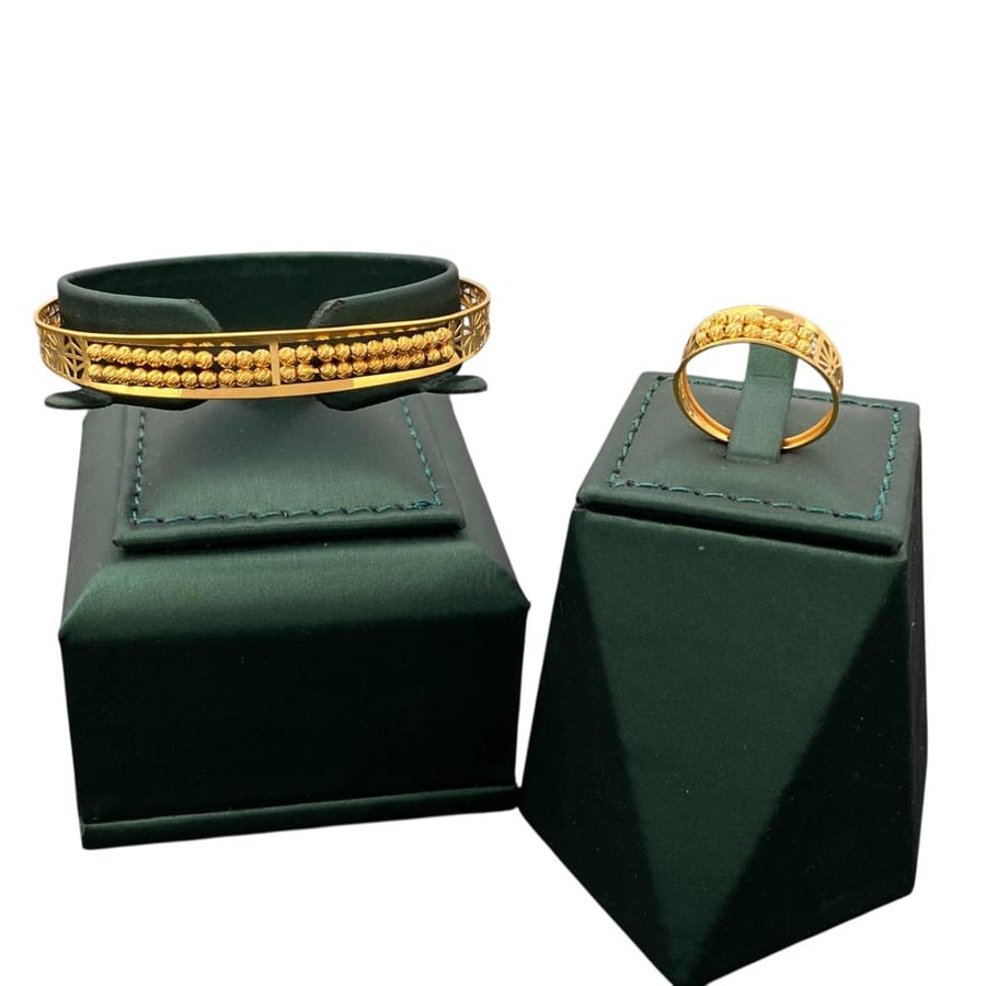 Bracelet and gold ring, 21 karat, weight 6.61 grams