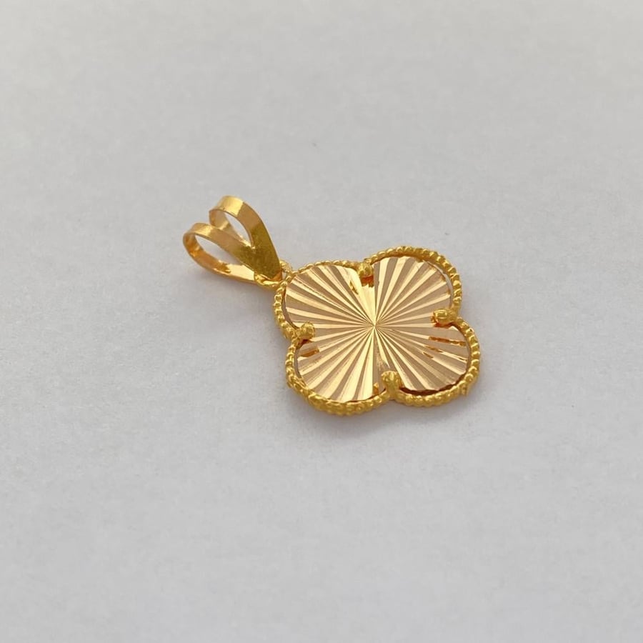 A 21-karat gold pendant, weight 0.97 grams