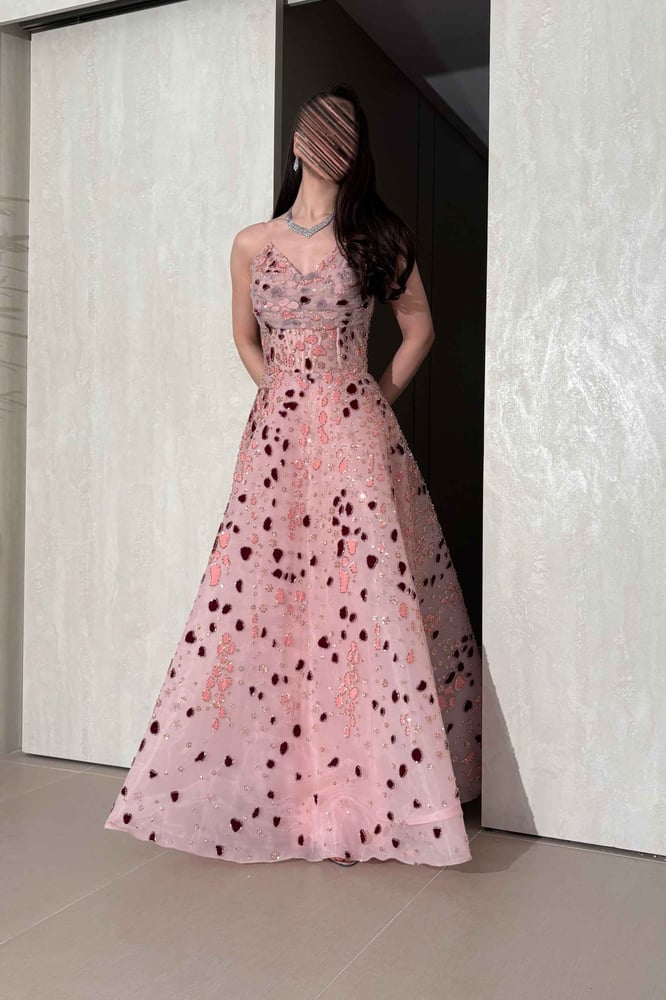 فستان سهرة وردي فاخر مطرز