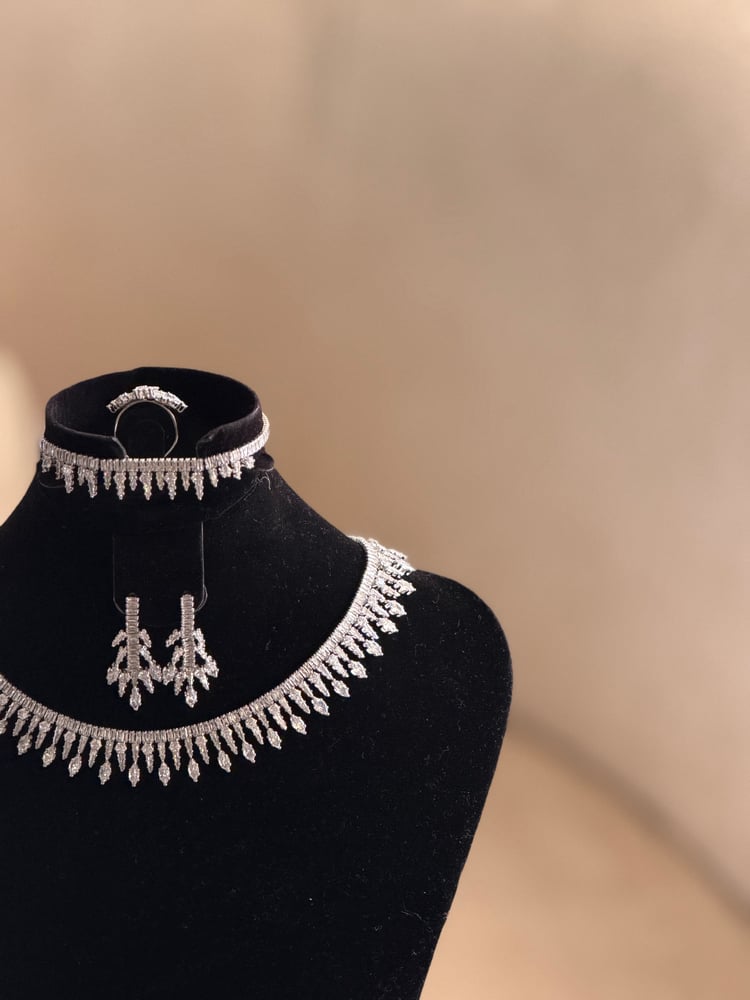 طقم فاخر بتصميم شُرّابات كريستالية متدلية مع تشوكر مرصع