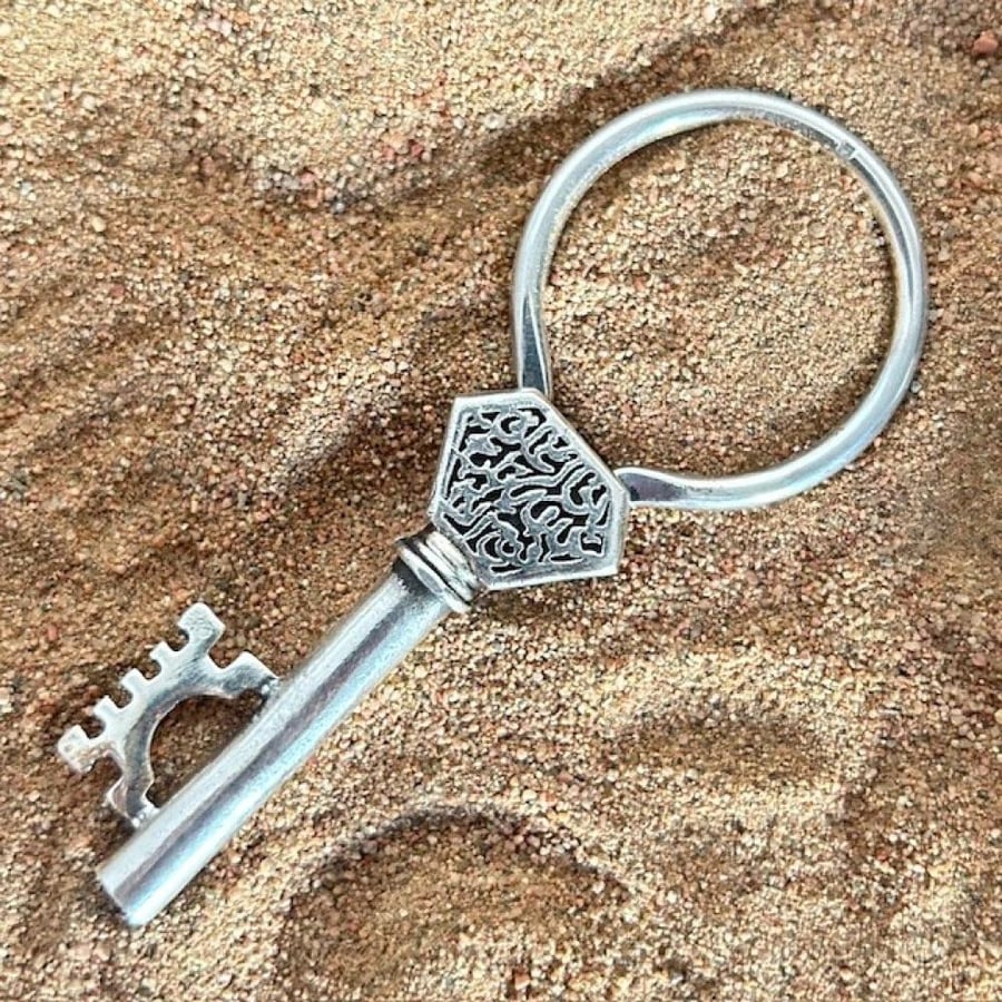 ميدالية فضة مفتاح – «إذا الله أغلق بابًا فتح ألفًا» Silver Key Pendant – “When God Closes a Door, He Opens a Thousand”