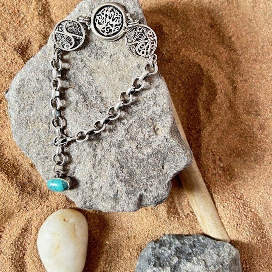 كولكشن الفضة العربية | إسورة «ستر» مع حجر الفيروز – فضة 925 Arabic Silver Collection | “Satr” Turquoise Bracelet – 925 Silver