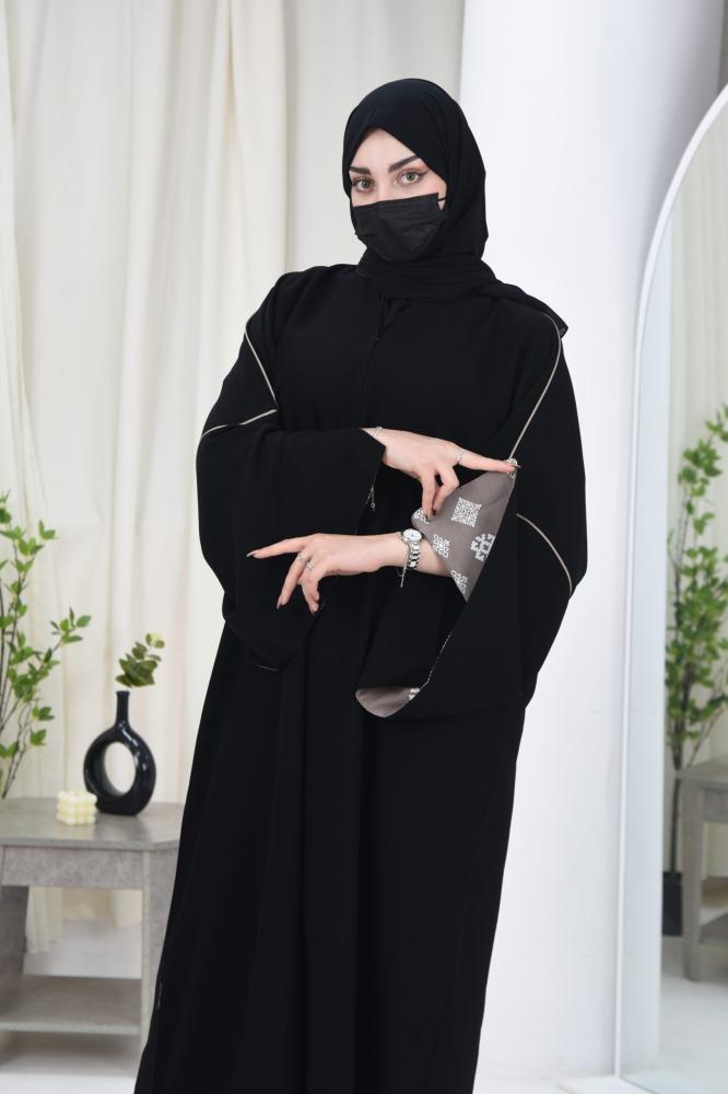 عباية كريب بأكمام مفتوحة مبطنة بلون نود فاتح