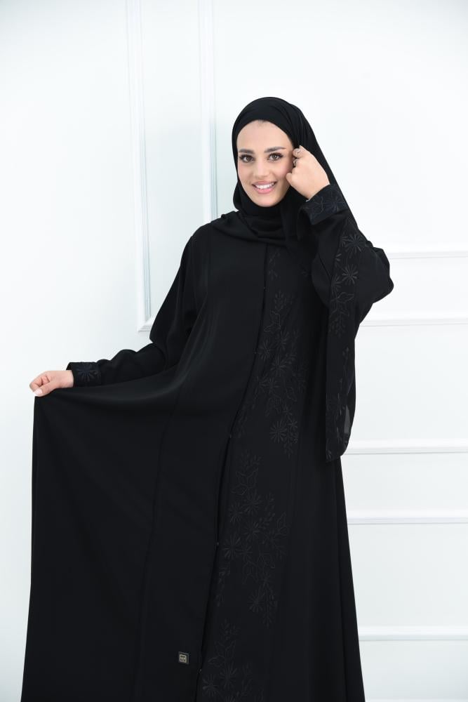 عباية مناسبات أنيقة بتطريز أمامي وخلفي
