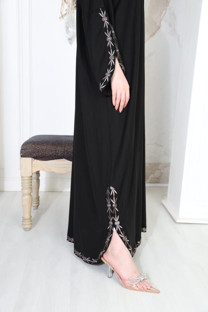 Elegant abaya with curved sleeves embroidered in dark beige