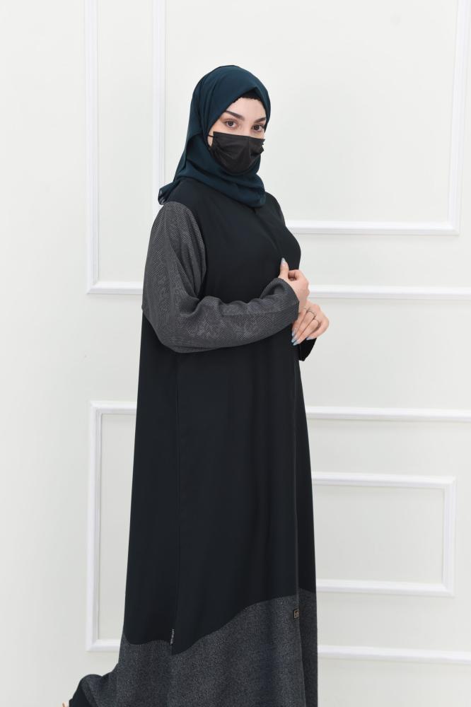عباية بلون اخضر داكن بتفاصيل مقلمة