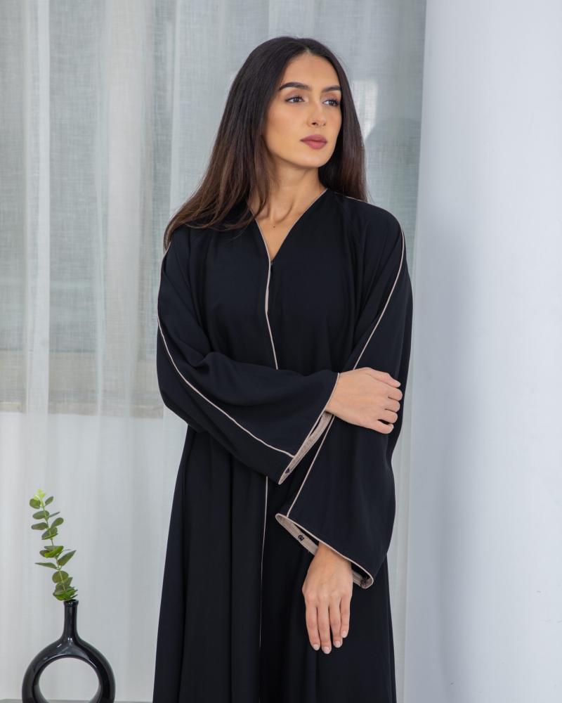 عباية كلوش سوداء مزينة بقيطان بيج