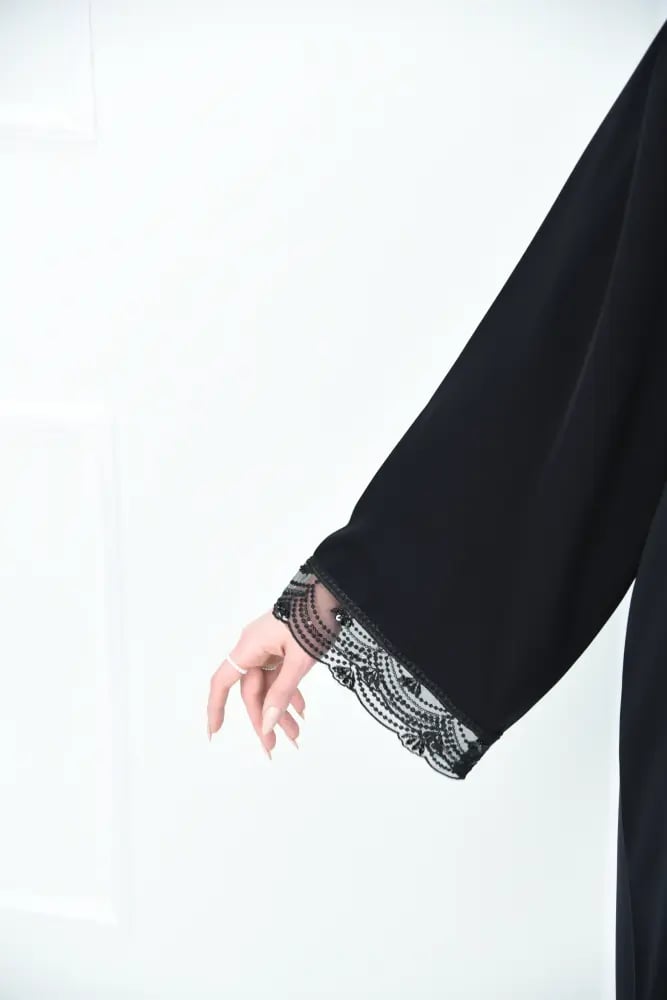 Black abaya, semi-wide, with a panel and embroidered decoration