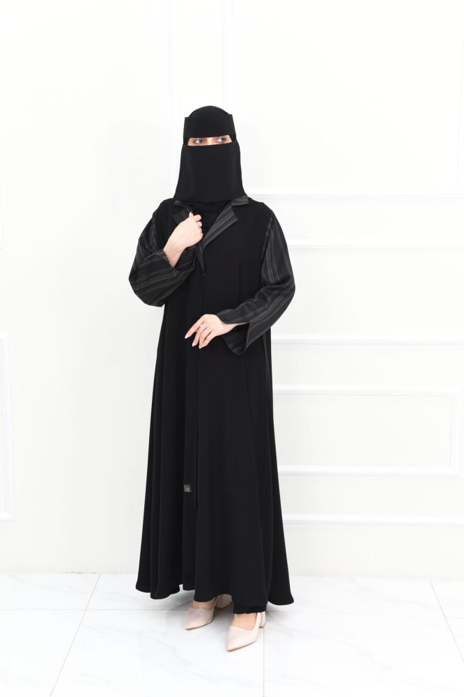 عباية الحان بأكمام وياقة مقلمة بالزيتي والأسود