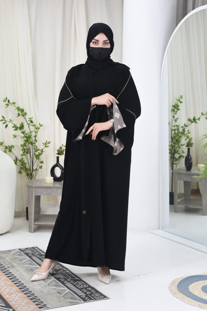 عباية كريب بأكمام مفتوحة مبطنة بلون نود فاتح