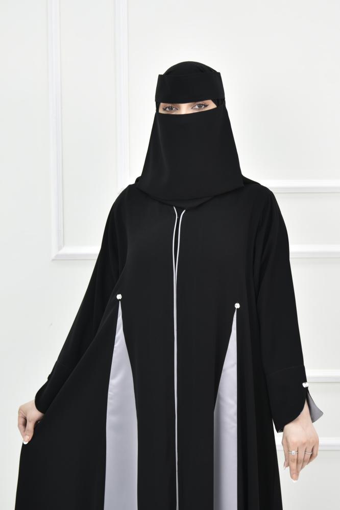 عباية كريب ملكي وتزيين رمادي ولمسات كريستال