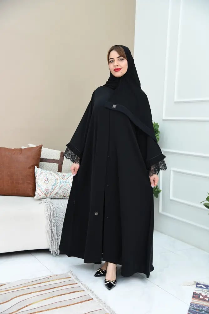 عباية نص كلوش بأكمام واسعة عليها دانتيل وكسرات