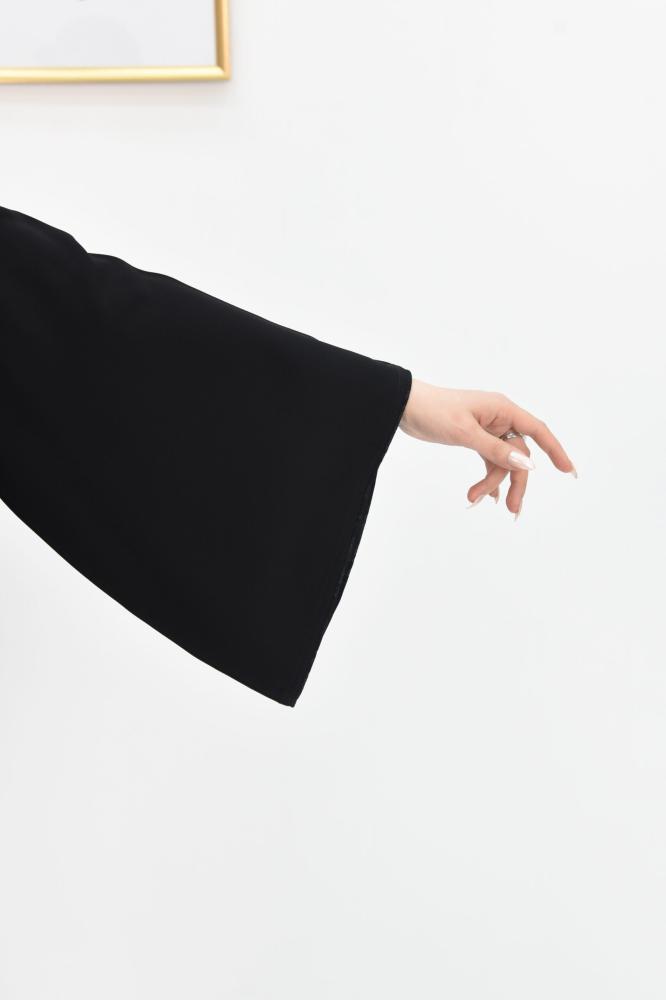 عباية ساده انيقة والاكمام مربعة