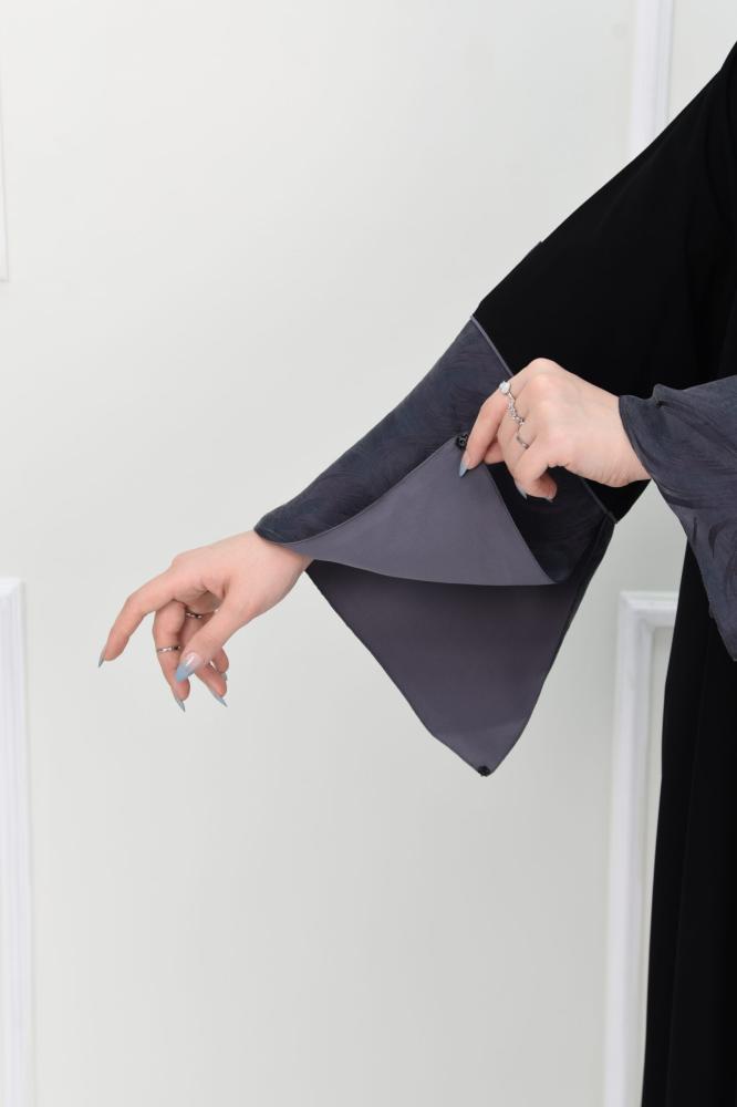 عباية سوداء بأكمام جاكار مفتوحة بلون رصاصي