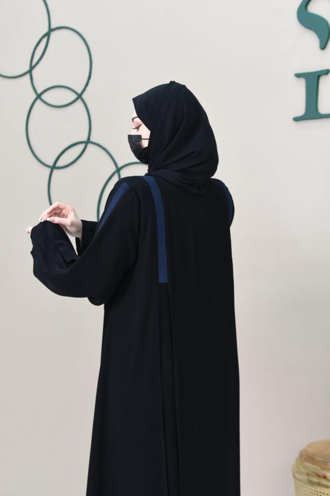 عباية كلوش مع كسرات ومزينة بكلف بلون كحلي