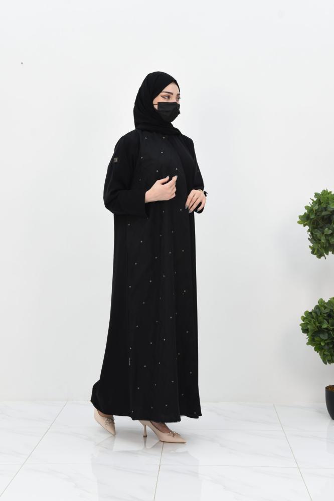 عباية بتصميم مميز مع تفاصيل ذهبية