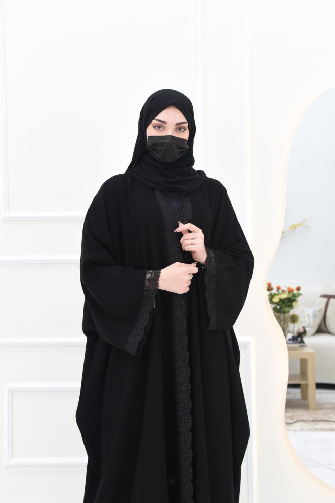 عباية بشت بكلفة انيقة في منتصف الصدر ولأكمام