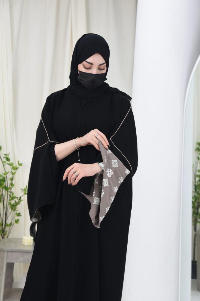 عباية كريب بأكمام مفتوحة مبطنة بلون نود فاتح