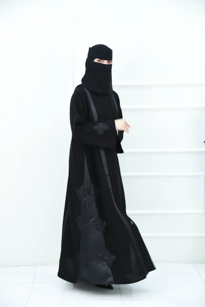عباية مناسبات بتطريز شك وتفاصيل قماش تفتة