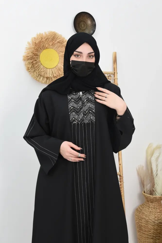 عباية كريب فوها سوداء بتطريز بيج