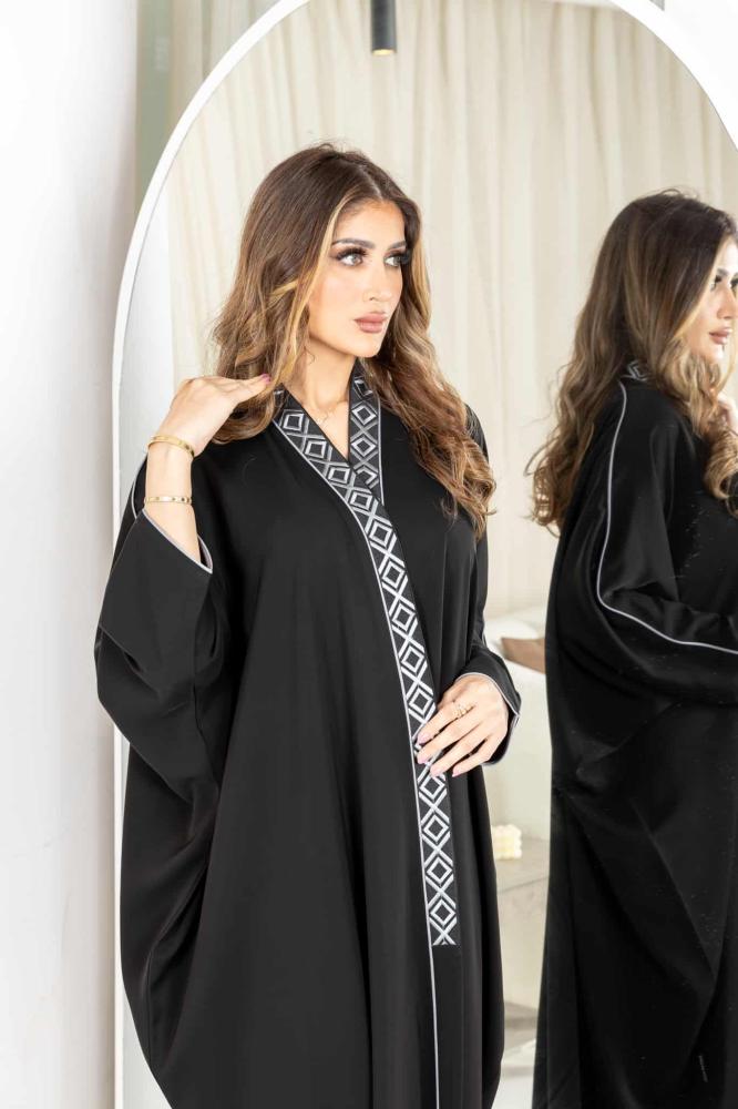 عباية بشت مزينة بتطريز سدو مربعات