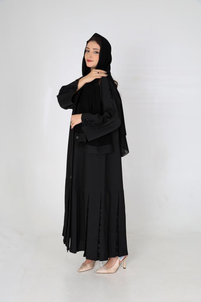 Crepe abaya decorated with pleats