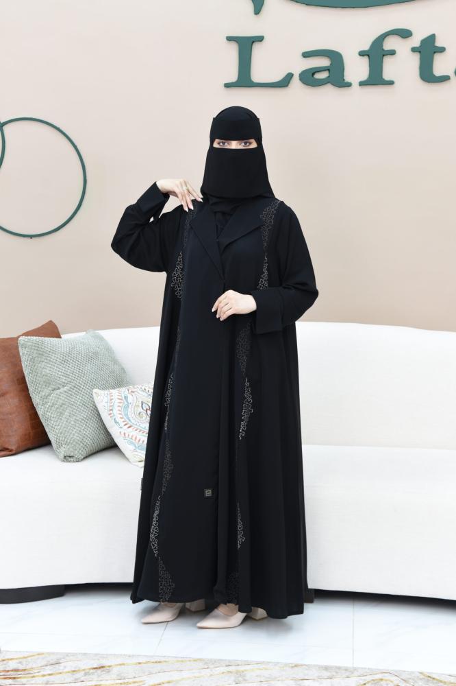 عباية بتطريز ذهبي وفضي مع ياقة وأكمام مقلوبة