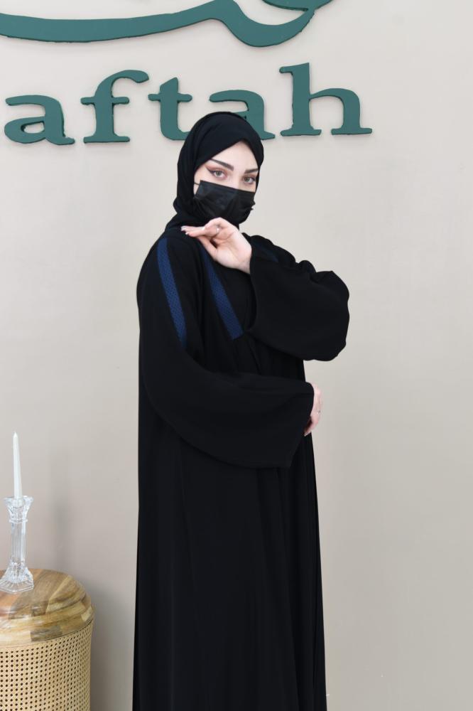 عباية كلوش مع كسرات ومزينة بكلف بلون كحلي