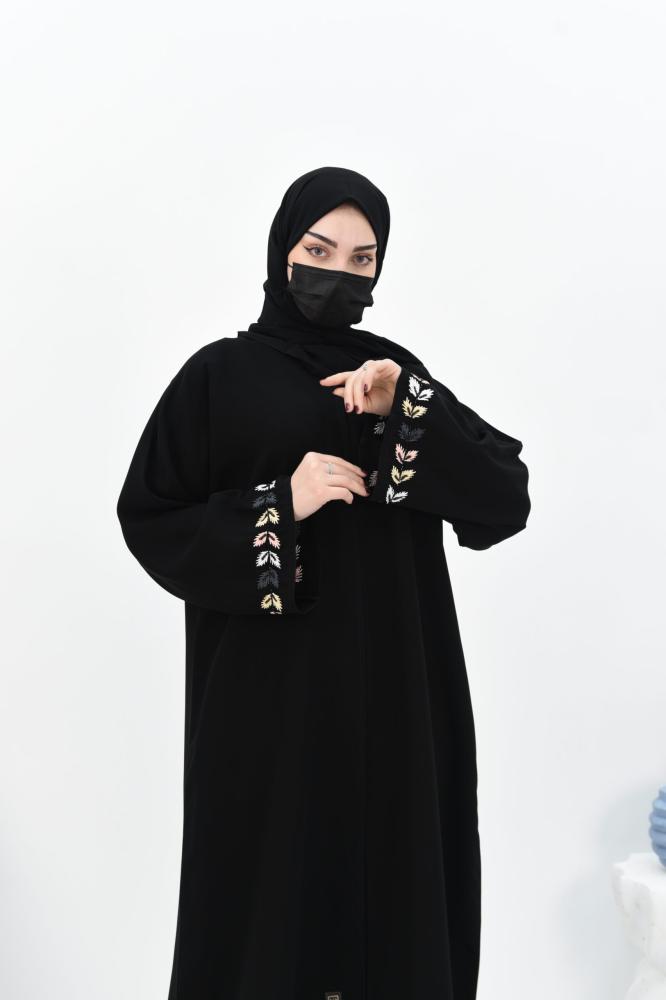 عباية انيقة بتطريزات ملونة على الاكمام