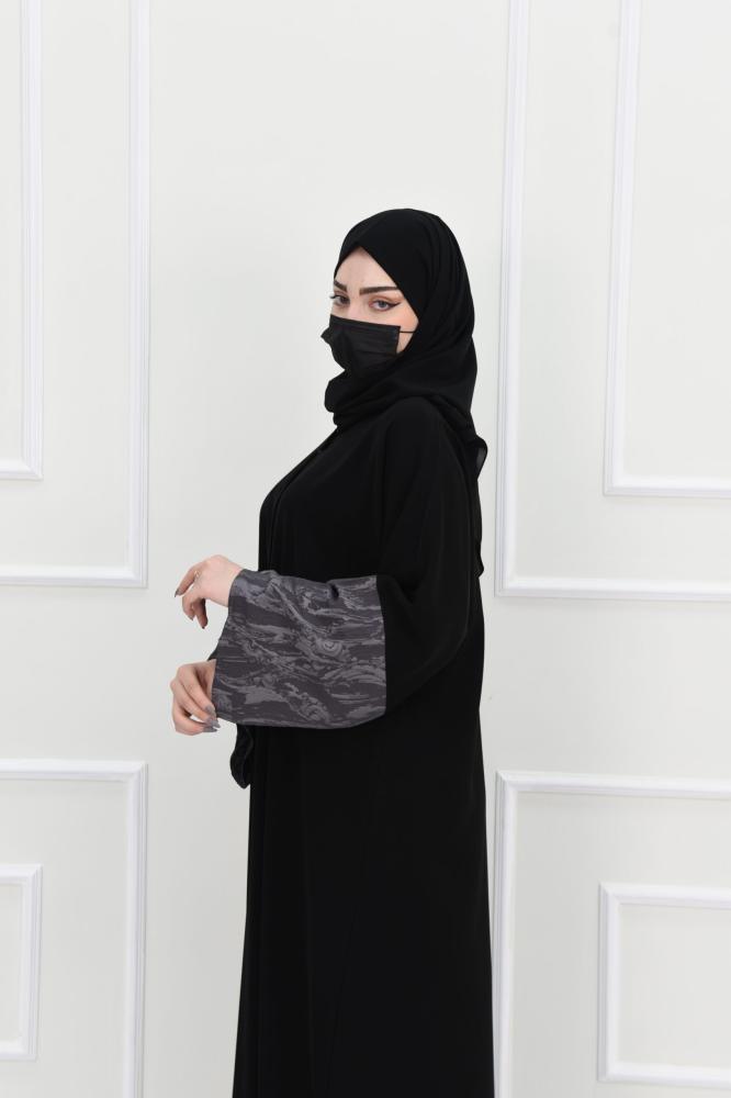 عباية كريب سوداء بأكمام رمادي