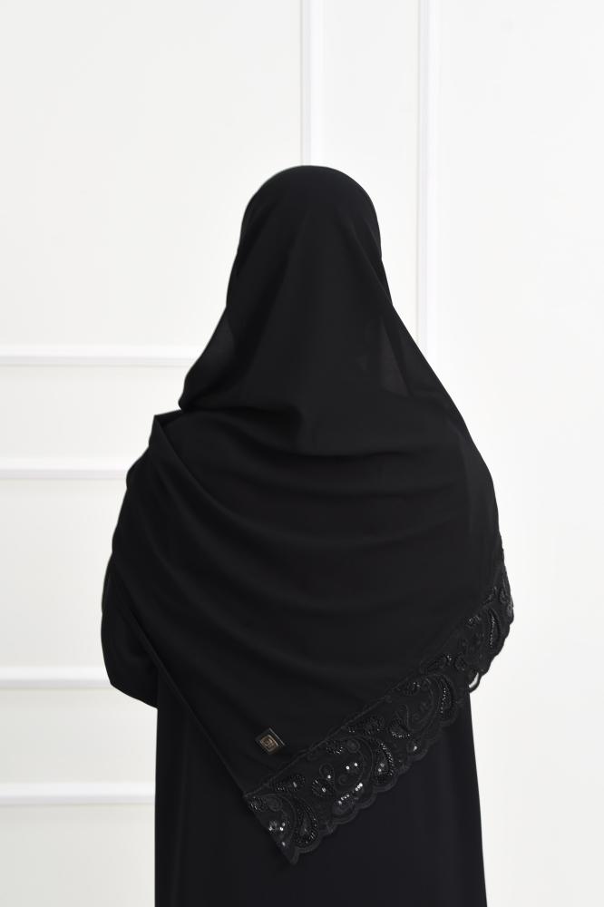 طرحة سوداء بكلفة مطرزة على الحواف