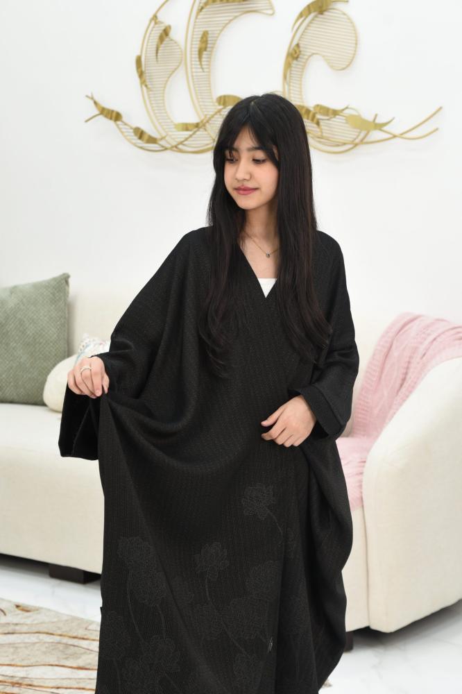 Girls' abaya with a bisht-style cut