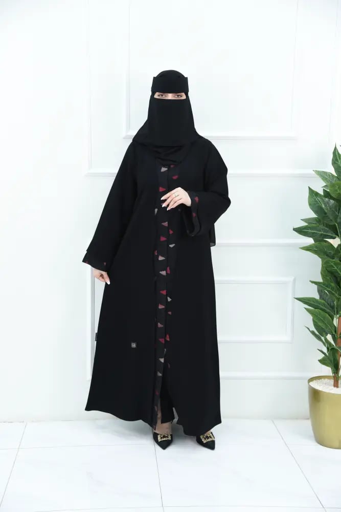 عباية كريب بتركيبة جاكار تركي ولمسات منحنيات أنيقة