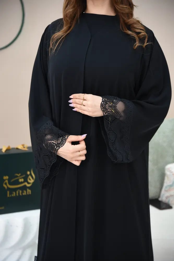 عباية سوداء حرير نواعم بكلفة على الأكمام