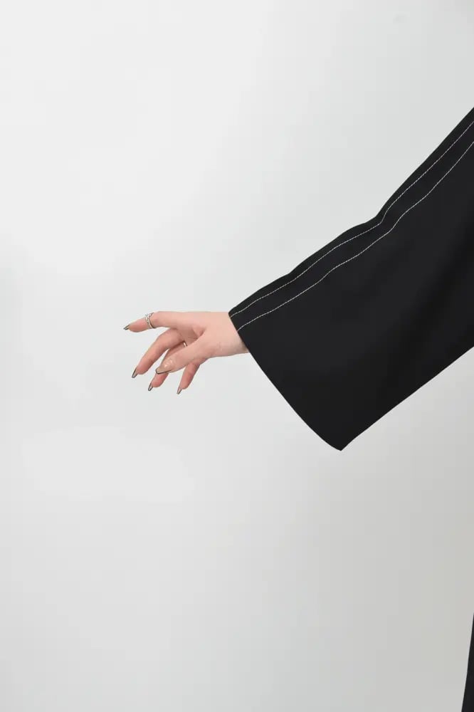 عباية كريب فوها سوداء بتطريز بيج