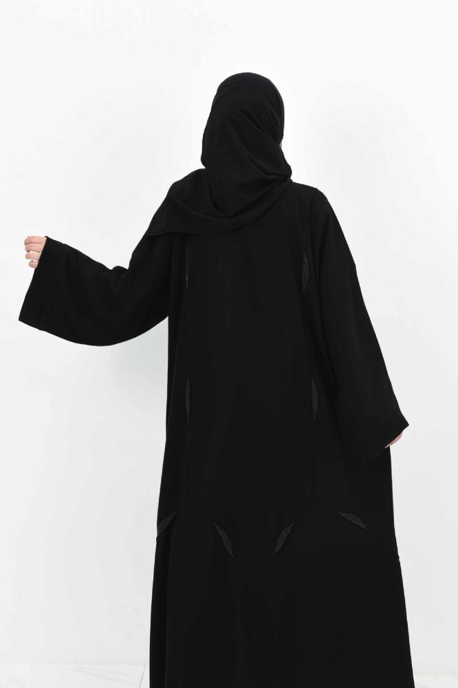 عباية كريب سوداء بتطريز يدوي – كم مربع وقصة أنيقة