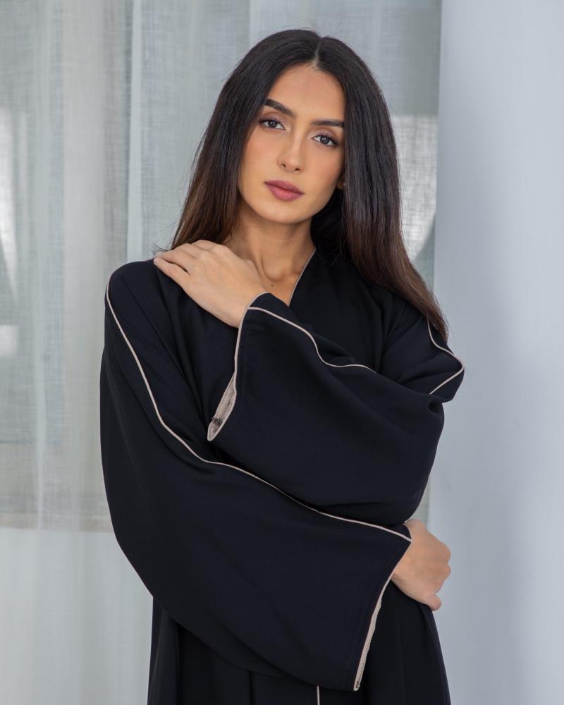 عباية كلوش سوداء مزينة بقيطان بيج