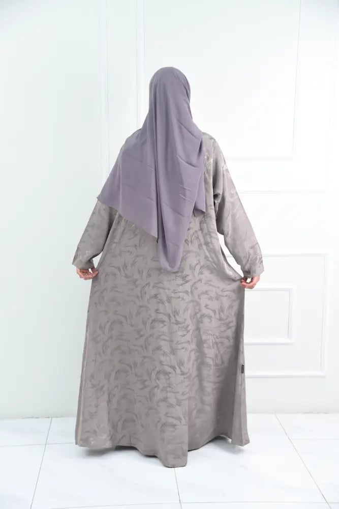 عباية بيج بنقشات ذهبية بتصميم كول شال أنيق