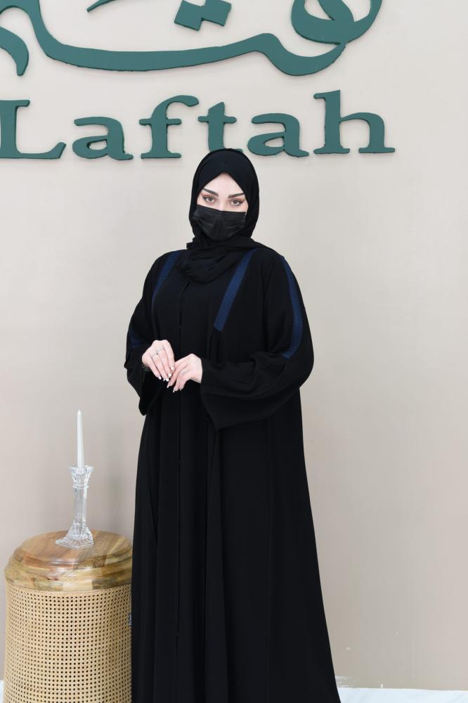 عباية كلوش مع كسرات ومزينة بكلف بلون كحلي