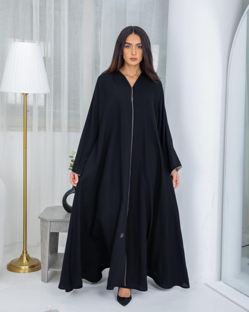 عباية كلوش سوداء مزينة بقيطان بيج