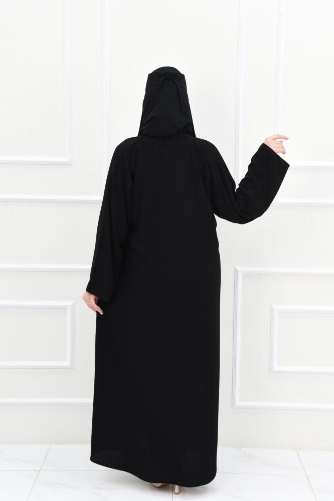 عباية سوداء سادة بأزرار قماشية أنيقة