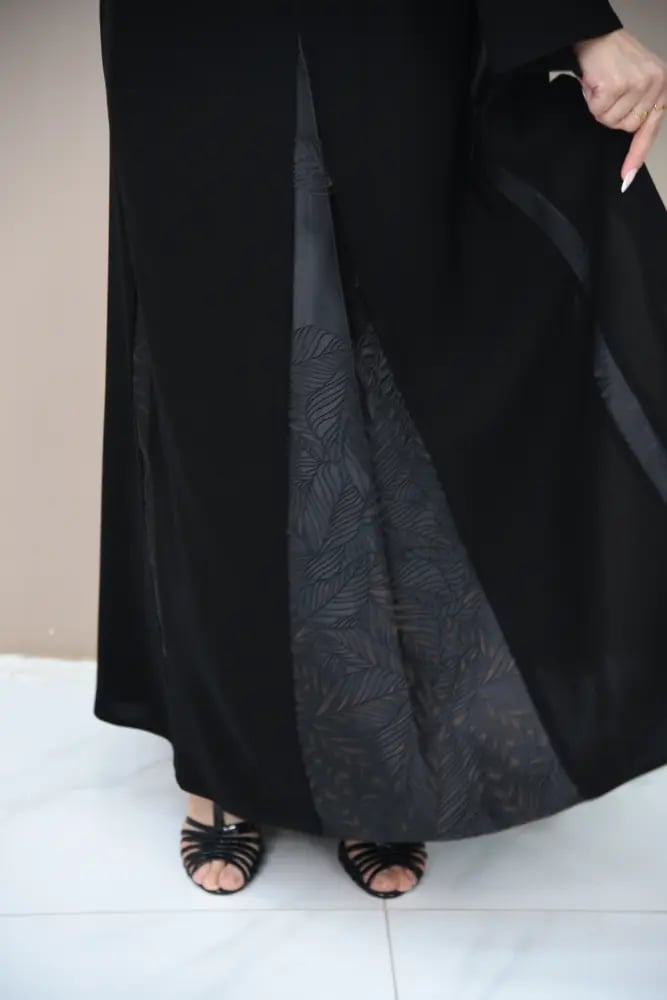 عباية كاجوال كريب بقصّات تفتة طولية ومثلثة